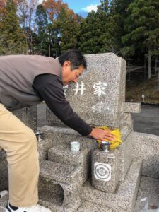 有限会社 吉田石材店 お墓のクリーニング 拭き掃除